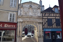 Saint-Pierre, portale di Rue Joubert