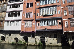 Case moderne sul fiume