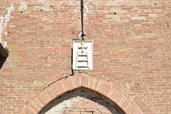 Particolare: emblema Santa Maria della Scala