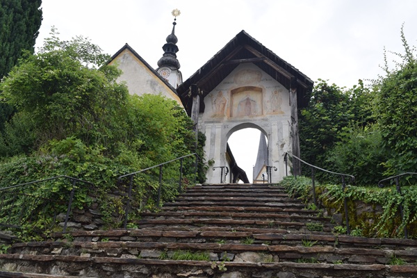 L'ingresso al cortile della chiesa