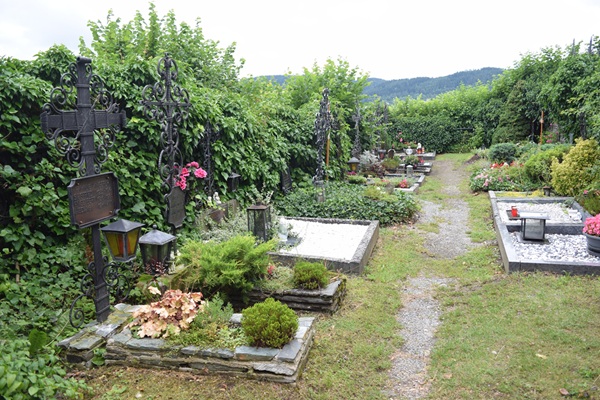 Il cimitero annesso
