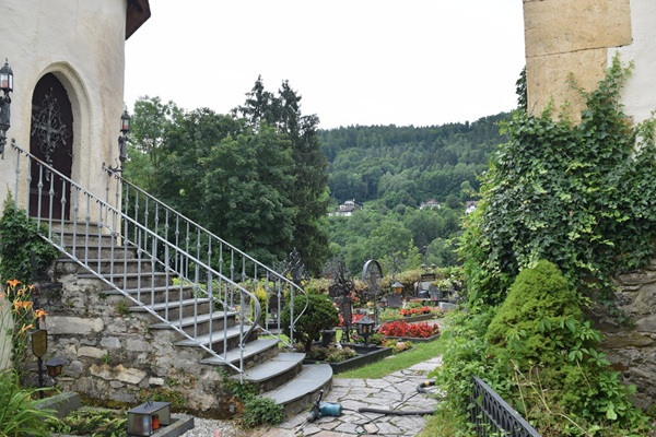 Il cimitero annesso