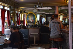 Rue Lepic, Café des Deux Moulins